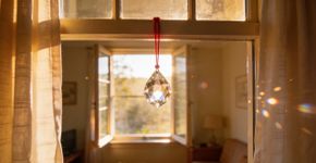 Eu coloquei um cristal na janela e minha casa virou um ímã de dinheiro