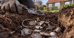 Morador começa a escavar o quintal para construir um terraço, encontra moedas e joias depois de apenas 30 minutos e descobre tesouro viking de cerca de 700 peças