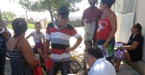 Com posto fechado, médico atende seus pacientes na calçada