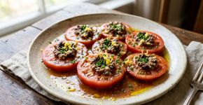 Para melhorar os tomates, não os tempere apenas com sal e azeite, melhor com 1 lata de anchovas, limão e azeitonas