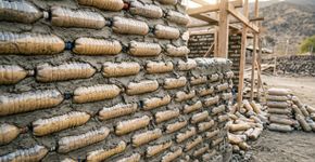 Casal em Bangladesh construiu uma casa com 80 mil garrafas plásticas descartadas, estimou gastar apenas 1/4 do custo de uma construção com tijolos e apresentou uma alternativa para reaproveitar resíduos que poluem o meio ambiente