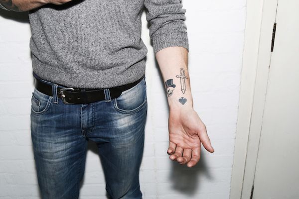 A máquina conta com manual de instruções, luvas de borracha e tinta (Foto: Personal Tattoo Machine)