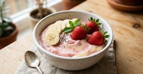 Só banana e morango congelados: bata as duas frutas no processador e faça um “sorvete” cremoso sem leite, creme de leite ou açúcar adicionado