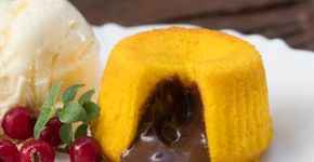Petit gateau de cenoura fofinho com ganache de chocolate