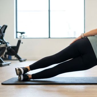 Featured mobile: A prancha lateral é um exercício perfeito para fortalecer os oblíquos e aumentar a estabilidade do tronco