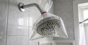 O chuveiro fica descalcificado em uma hora com o truque do saco plástico para congelar