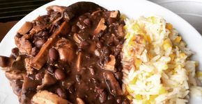Feijoada vegana com sabor defumado irresistível e sem crueldade