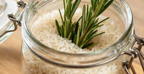 Para que serve colocar arroz com alecrim em um pote dentro de casa e por que todo mundo recomenda