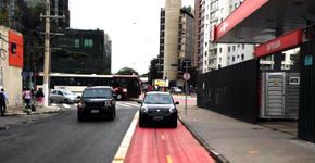Ciclista e motorista disputam espaço na ciclovia; confira o vídeo