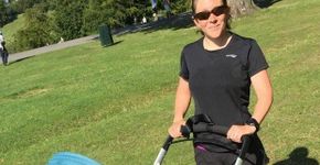 Mãe bate recorde mundial de maratona empurrando carrinho de bebê