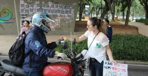 Professora faz corações artesanalmente e doa sentimentos