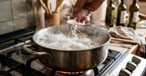 Os italianos concordam: Por que você deve salgar a água do macarrão antes de ferver para a massa nunca grudar no fundo