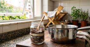 Café com bicarbonato de sódio: por que recomendam misturá-los e para quê?