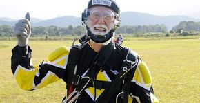 Médico de 76 anos prepara-se para seu 3.873º salto de paraquedas