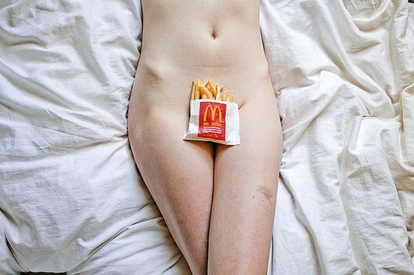 Junk food e sensualidade em ensaio arrebatador