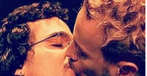 Famosos posam beijando pessoas do mesmo gênero em campanha