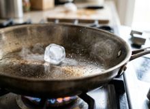 Featured side: Deslizar um cubo de gelo sobre a frigideira fervente: por que é recomendado antes de grelhar legumes em casa
