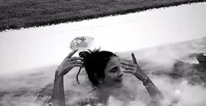 Ivete Sangalo e filho se divertem em piscina com gelo seco