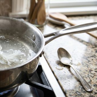 Featured mobile: Por que os cozinheiros recomendam adicionar vinagre à água ao cozinhar ovos e como fazer isso corretamente