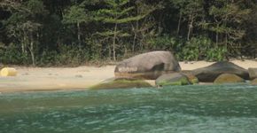 Praia Brava, em Paraty, isolada, vazia e de nudismo