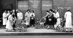 Fotografias de época retratam rotina de mães há 50 anos