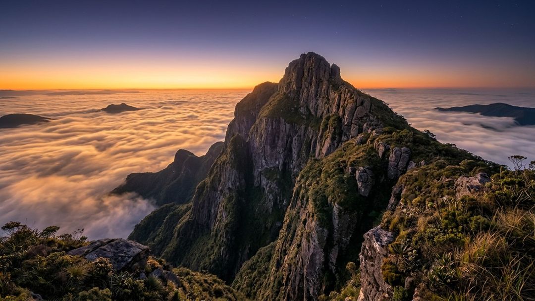 O Pico da Bandeira destaca-se como a principal atração com quase três mil metros de altitude.