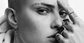 Isabeli Fontana posta foto com cabeça raspada e choca fãs