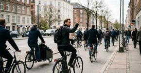 Parar a bicicleta sem avisar quem vem atrás pode criar um problema: na Dinamarca, os sinais com os braços fazem parte das orientações para circular entre outros ciclistas
