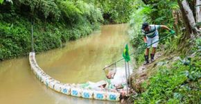 Vendedor inventa ecobarreira para despoluir o rio de sua cidade