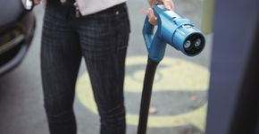 Carregar carro elétrico na chuva oferece riscos?