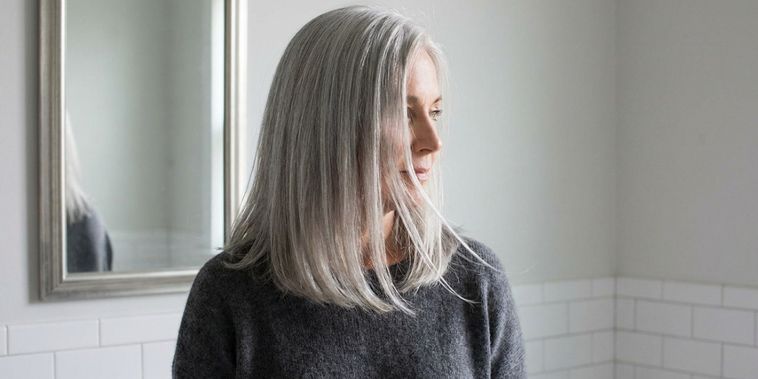 Featured main: Nem tinta nem corte radical: o macete para deixar o cabelo grisalho mais bonito depois dos 50