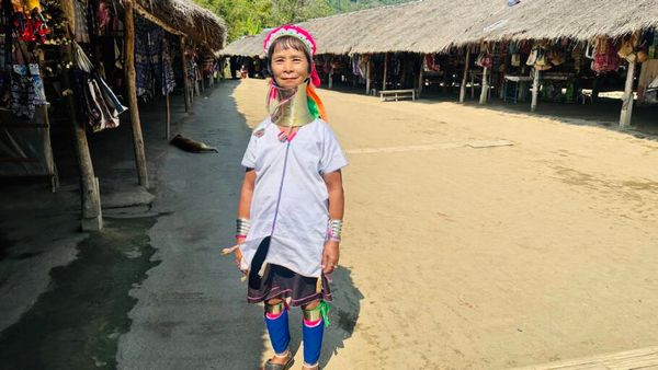 Karen - nome do grupo de mulheres conhecidas por mulher-girafa, por usar colares de metal que chegam a pesar 6 kg