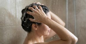 Dermatologistas recomendam: o shampoo deve ser aplicado principalmente no couro cabeludo, e não esfregado por todo o comprimento, para limpar sem ressecar os fios