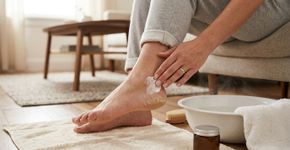 Calcanhar está grosso e áspero? A mistura de água morna + creme funciona melhor quando você para de raspar a pele até arder