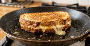 Troque a manteiga por maionese do lado de fora do pão: o grilled cheese fica mais uniformemente dourado, crocante e com menos risco de queimar antes de o queijo derreter