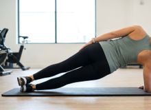 Featured side: A prancha lateral é um exercício perfeito para fortalecer os oblíquos e aumentar a estabilidade do tronco