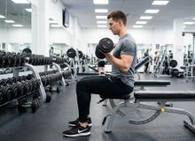 Featured side: Revelando a melhor rotina de treino dividida em 5 dias para construir seu corpo sem correr