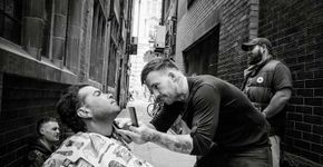 Este barbeiro oferece corte de cabelo gratuito a moradores de rua