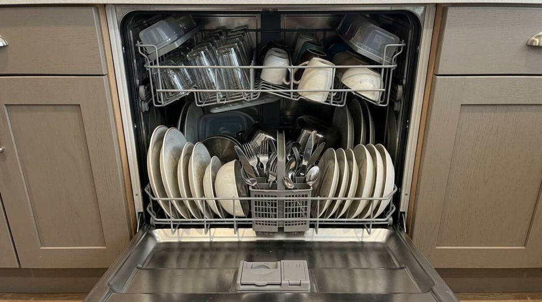 Precisa enxaguar os pratos antes da lava-louças? Entenda por que raspar os resíduos pode ser suficiente e como aproveitar melhor cada ciclo.