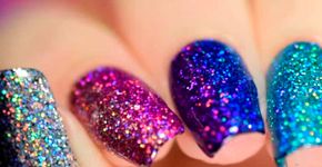 Este é o truque para aplicar glitter em pó perfeitamente na unha
