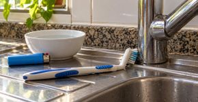 Se você tem uma escova de dentes velha e um isqueiro, tem um tesouro para a limpeza: como usá-los.