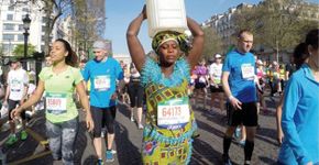 Mulher faz maratona com balde na cabeça para alertar sobre a falta d’água na África