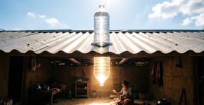 Especialistas explicam como uma garrafa de plástico colocada no teto pode transformar a luz solar em iluminação natural dentro de um quarto escuro