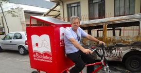 Bicicloteca oferece internet e cursos de afabetização gratuitos