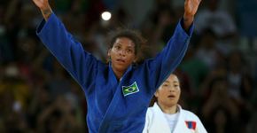 “O macaco que tinha que estar na jaula é campeão”, diz Rafaela