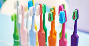 Estudo alerta que maioria das escovas de dentes são um perigo para a saúde