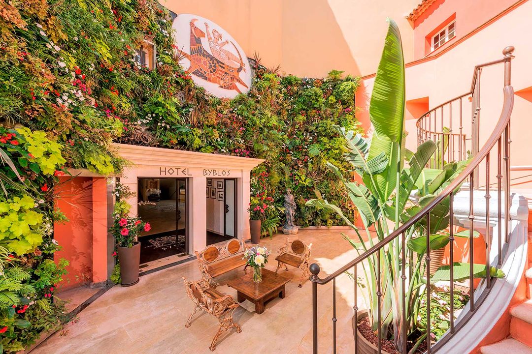 Byblos ajudou a transformar Saint-Tropez se renova aos 59 anos