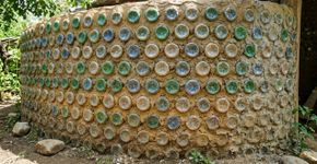 Garrafas plásticas podem aparecer em uma construção alternativa, mas o material precisa estar protegido do sol e do fogo