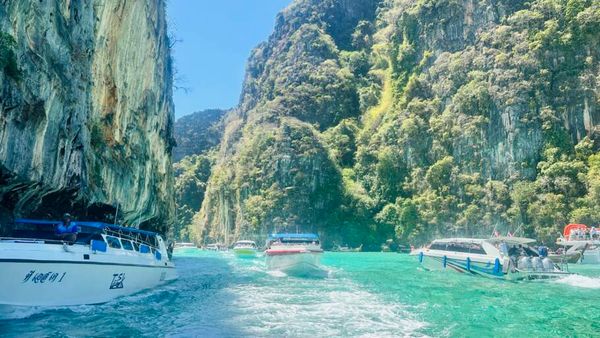 Passeio a Maya Bay, na Tailândia, a praia onde foi filmado 