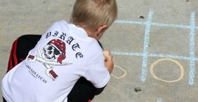 Oito jogos para brincar em família usando giz